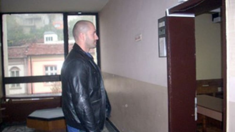 Гардът на Братя Галеви Янко Кирилов удари катинар на дискотеката в Сапарева баня, където смляха от бой шефка на казино 
