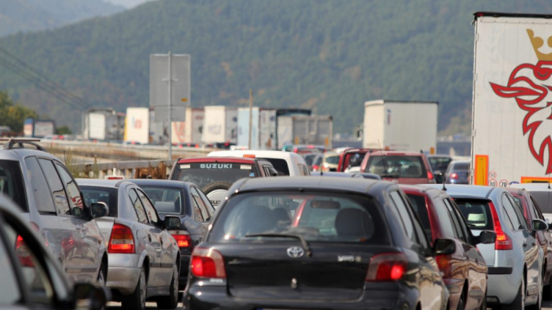 Пътят към София по магистрала „Хемус“ е блокиран от задръстване