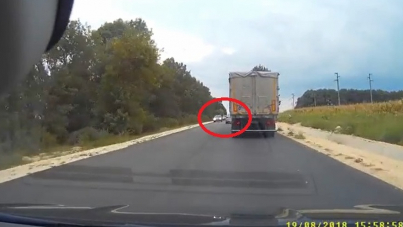 Потресен шофьор засне ужасяващи изпреварвания по пътя Добрич - Варна (ВИДЕО)