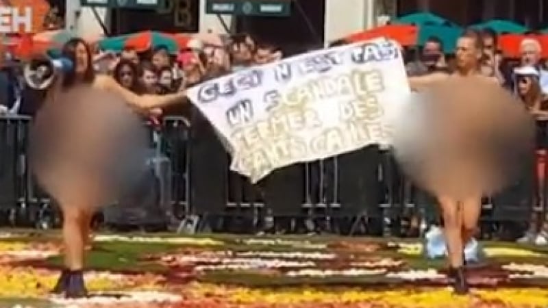 Активистки от Femen останаха по голи гърди в защита на децата мигранти (ВИДЕО 18+)