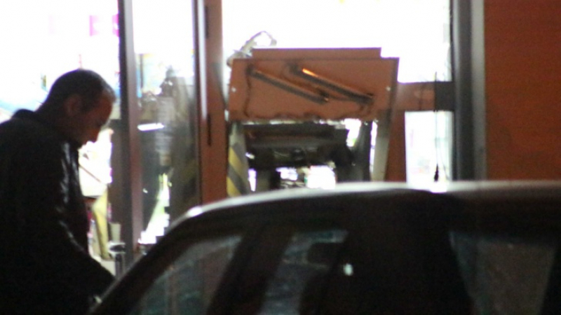 Мъже с качулки изнесли парите от взривения банкомат в Казанлък, какво са запечатали камерите (СНИМКИ/ВИДЕО)