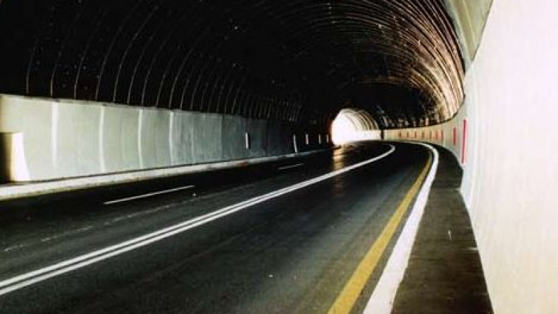 Тунел на Е-79 остана на тъмно заради авария