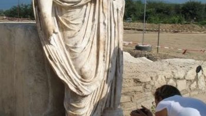 Първа версия за загадъчната Безглава статуя, която изникна край Рупите