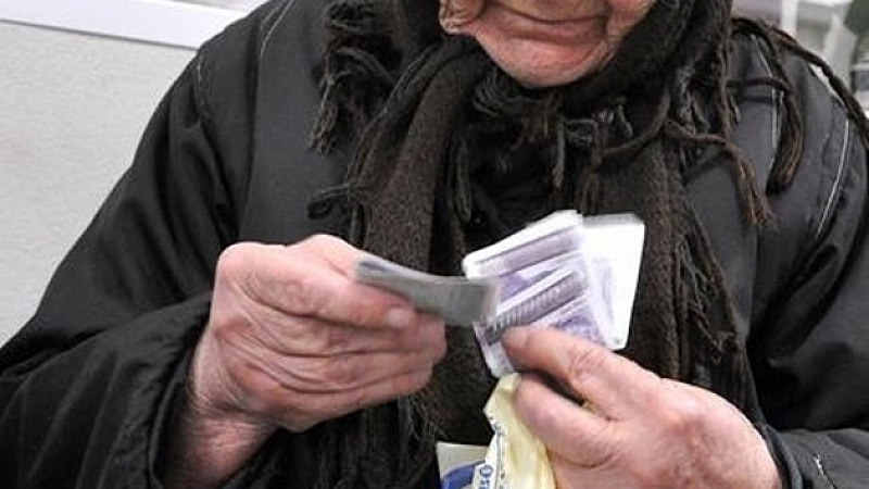 Шокиращо: 4700 българи с блокирани пенсии, започват да отнемат и имотите на възрастните хора 