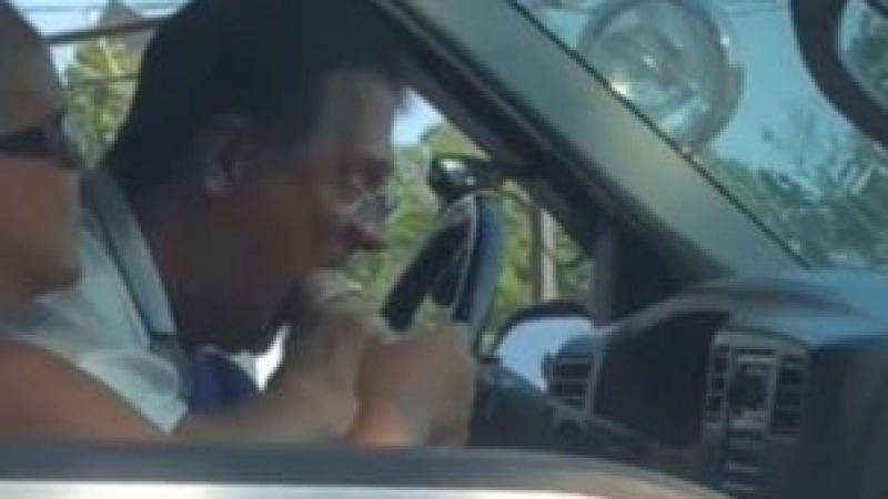 Отвратителна сексуална сцена в съседна кола видя шофьор на кръстовище (ВИДЕО 18+)