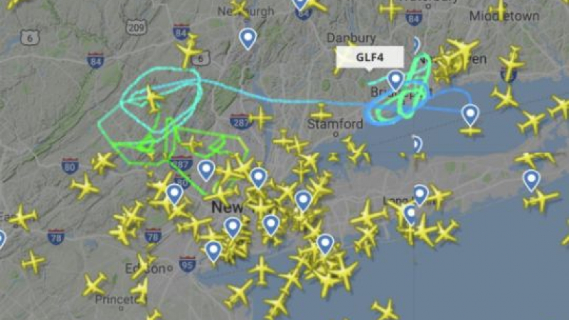 Известен рапър е на борда на частния самолет, който кръжа в небето над Масачузетс с две спукани гуми 