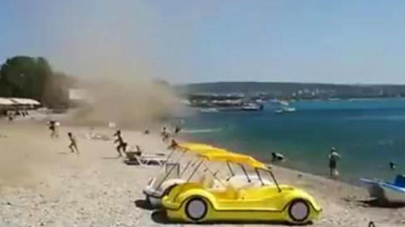 Пясъчен смерч помете плаж на Черно море заедно с летовниците и чадърите (ВИДЕО)