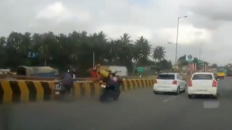 Малко дете подкара мотоциклет на магистрала след като шофьорът му падна, вижте какво се случи (ВИДЕО)