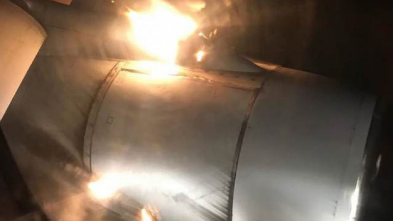 Ужас във въздуха: Пътници заснеха как гори единият двигател на самолета им (ВИДЕО)
