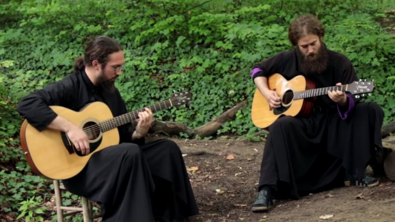 Не сте го очаквали! Православни монаси с изумително изпълнение на „Айрън Мейдън“ (ВИДЕО)