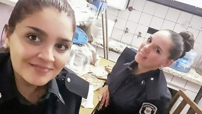 Тази полицайка се превърна за една нощ в героиня в интернет и целият свят й се възхищава (СНИМКИ)