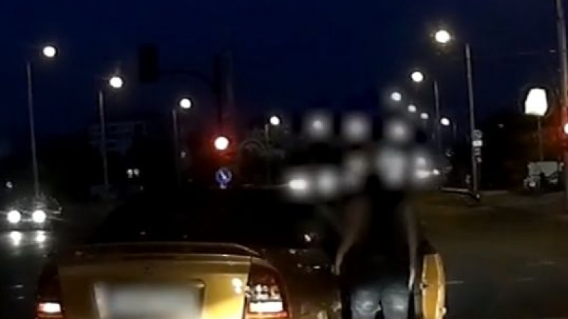 Шофьор направи леко нарушение на булевард, друг го настигна на светофар и стана страшно (ВИДЕО)