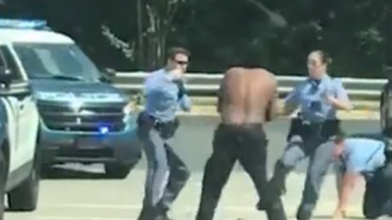 Зрелище! Полицаи се опитват да оковат афроамериканец, той ги размята наляво и надясно (ВИДЕО)
