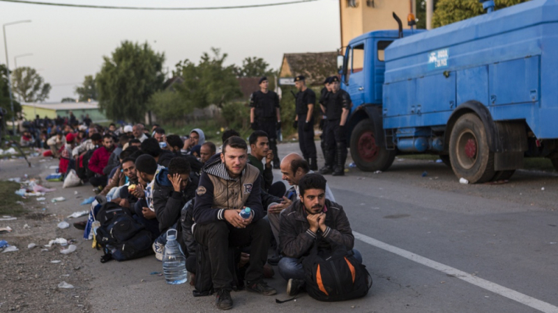 Бежанци плачат как хърватската полиция ги спуква от бой