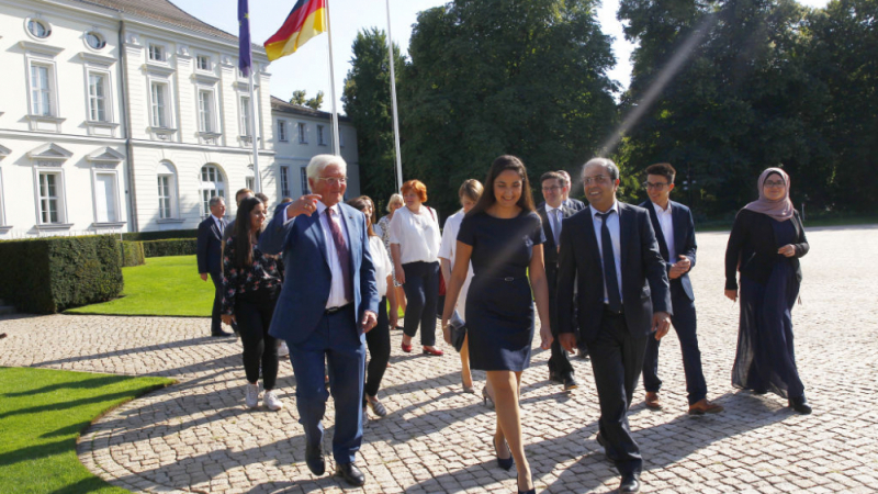 Германският президент посрещна в двореца си съседи от турски произход (СНИМКИ)