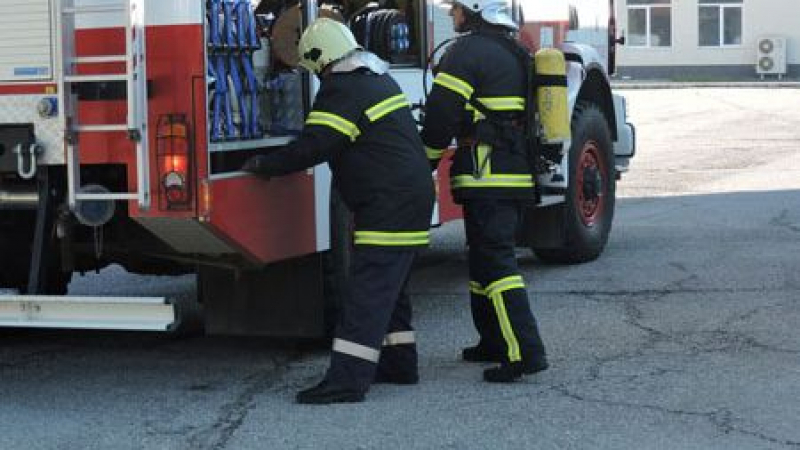 С риск за живота: Пловдивски пожарникари изнесоха 13 газови бутилки от горящ овчарник