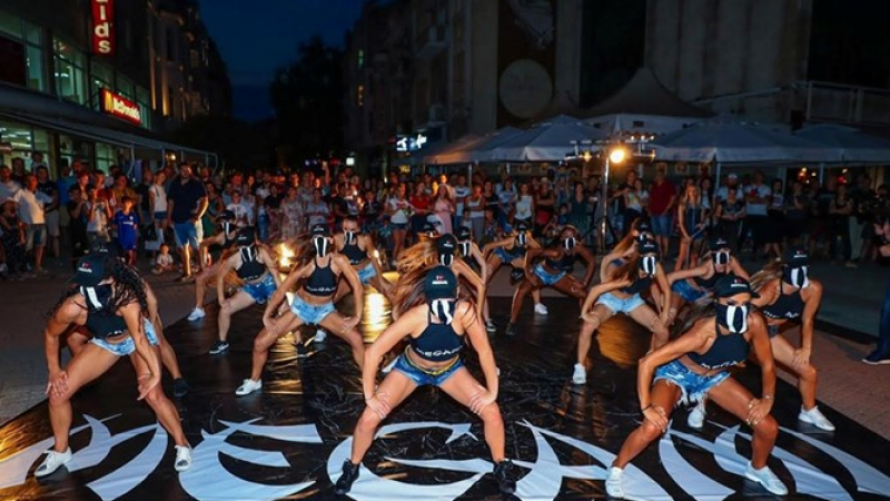 „Мегами клуб“с атрактивен флашмоб пред 1500 човека в Пловдив (СНИМКИ)