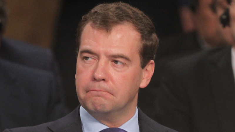 Проклятието на пенсионерите застигнало Медведев?