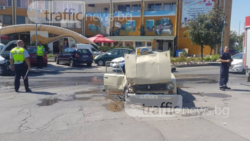 Тежък сблъсък в Пловдив! Жигула се запали след удар с друга кола, има пострадали СНИМКИ