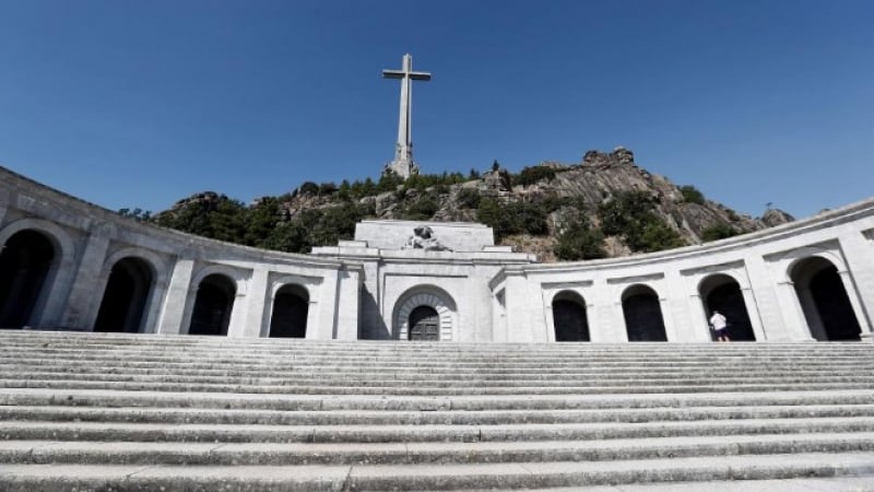 Испанските социалисти изравят диктатора Франко от гроба му