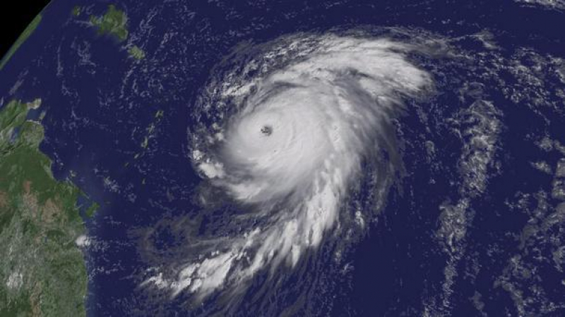 Ураганът Лейн напредва към Хавай и предизвиква наводнения и свлачища по пътя си