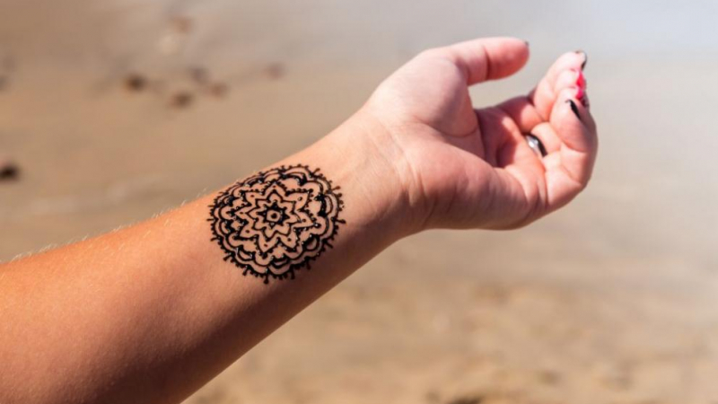Младежи масово се оплакват от татуировки с къна по морето