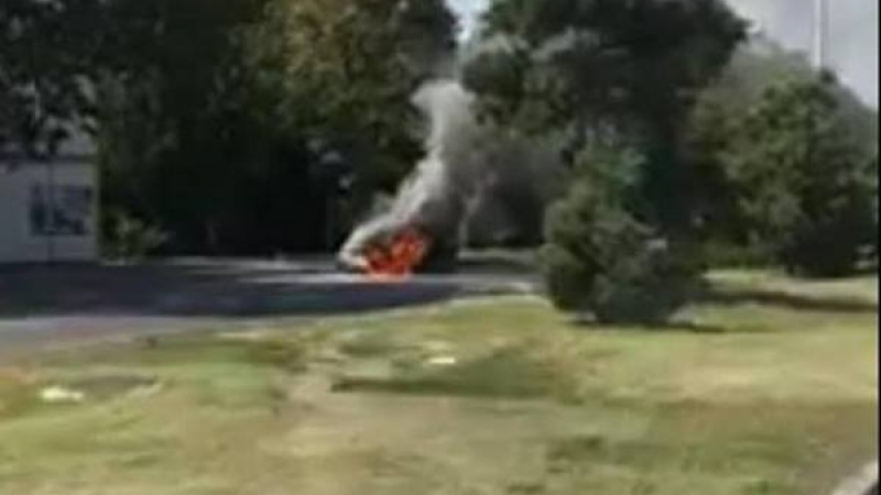 Кошмар! Кола пламна на улица в Бургас и затапи движението към града (СНИМКИ)