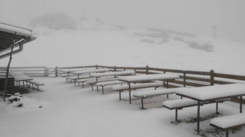 Мирише на зима! Времето се побърка - донесе дебел сняг в Словения и Италия! Опасни явления в 13 области у нас в понеделник (ВИДЕО)