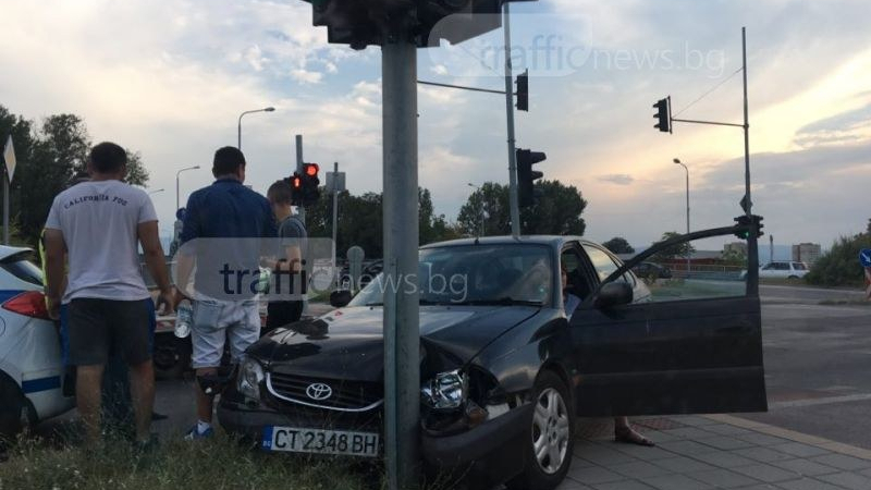 "Мерцедес" и "Тойота" се удариха в Пловдив, има пострадал (СНИМКИ)  