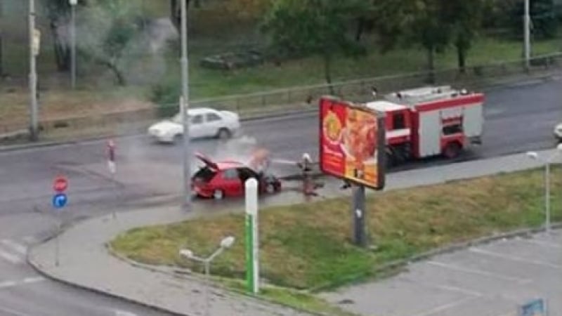 Зрелищни СНИМКИ! Кола избухна в пламъци насред ключов булевард в Пловдив