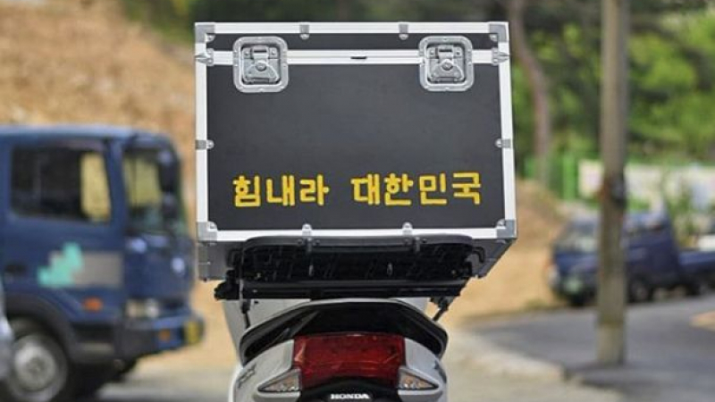 Кореец обиколи 37 страни с мотопеда си, но когато пристигна на Острова, му се случи нещо много неприятно (СНИМКИ)