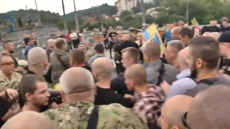 Бойно поле: Военни и езичници се млатиха на погребение в Украйна (ВИДЕО)