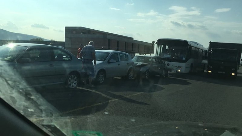 Верижна катастрофа с пътнически автобус край Асеновград