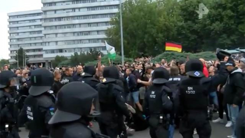 И Дрезден пламна: Хиляди протестират срещу мигрантското нашествие в памет на убит германец (ВИДЕО)