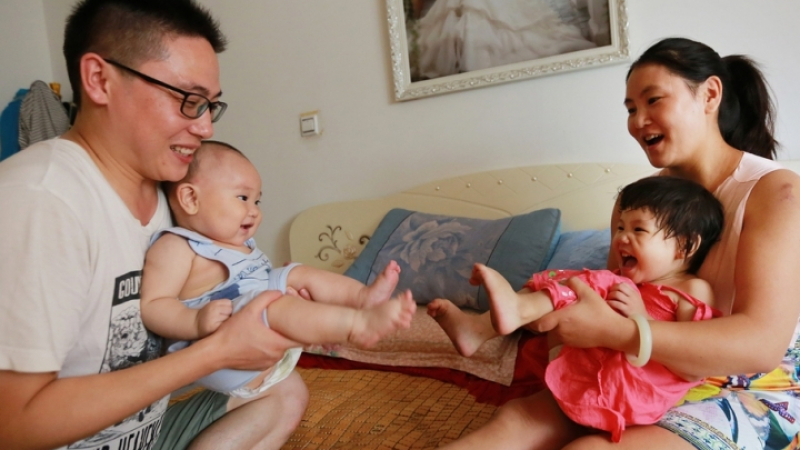 Властите в Китай с важни решения за повишаване на раждаемостта