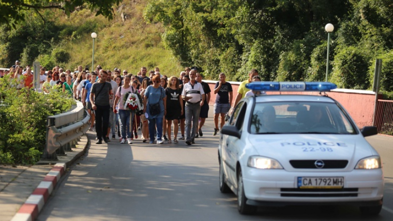 Жители на Своге блокираха фаталния завой, отнел живота на 17 души (СНИМКИ/ВИДЕО)