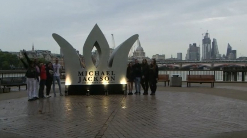 В Лондон направиха временен паметник-корона в чест на Краля на попа