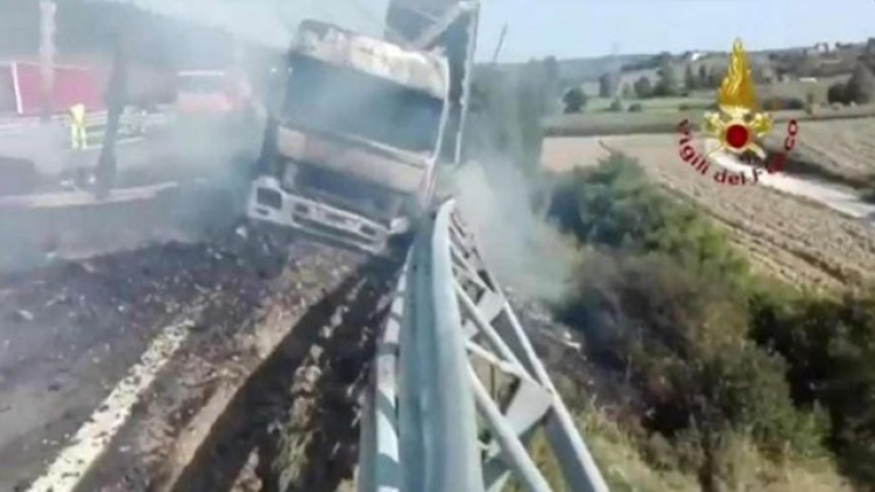 Български тираджия изпревари лека кола на А1 в Италия, уби баща и син, а камионът му стана на пепел