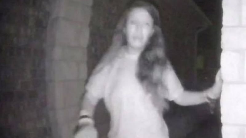 Зловещо! Дигитална камера в Тексас засне дух на жена, полицията го издирва (СНИМКИ/ВИДЕО) 