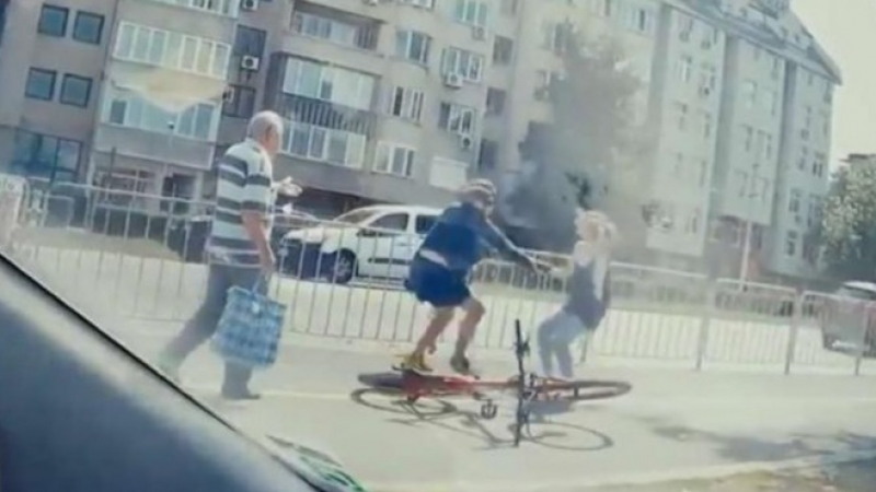 Жестоко меле в столицата! Колоездач и пешеходка си размениха юмруци на улицата (ВИДЕО)
