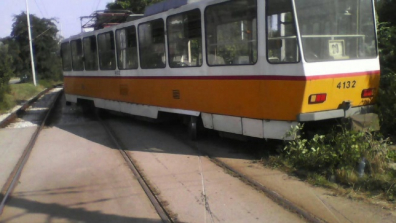 Страшен инцидент в София! Два трамвая се помляха