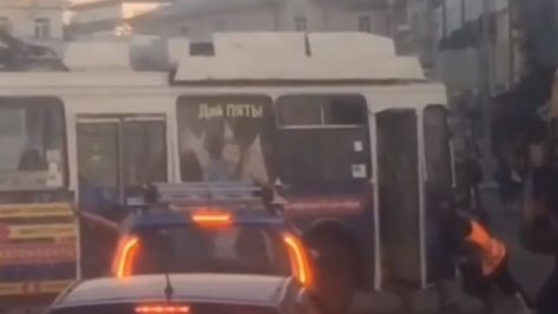 Пътници бутат закъсал тролейбус, за да се приберат вкъщи (ВИДЕО)