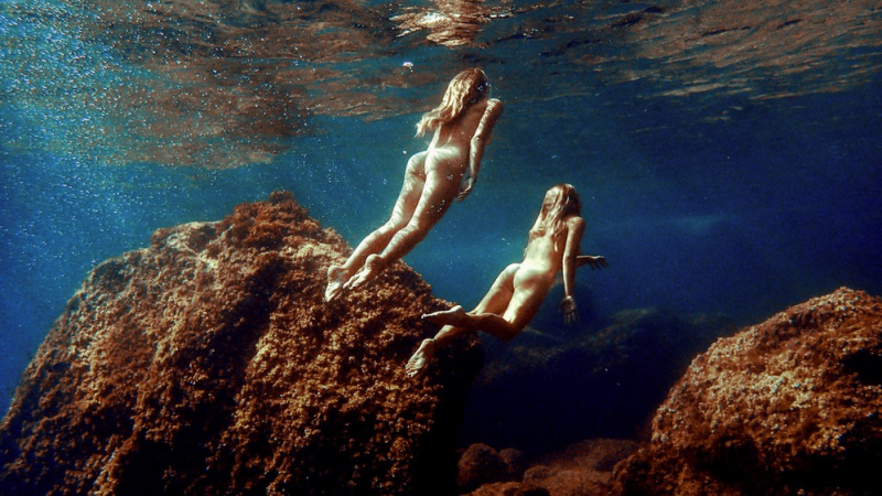 Диви, млади и голи - насладете се на изящни СНИМКИ 18+ с русалки от Майорка 