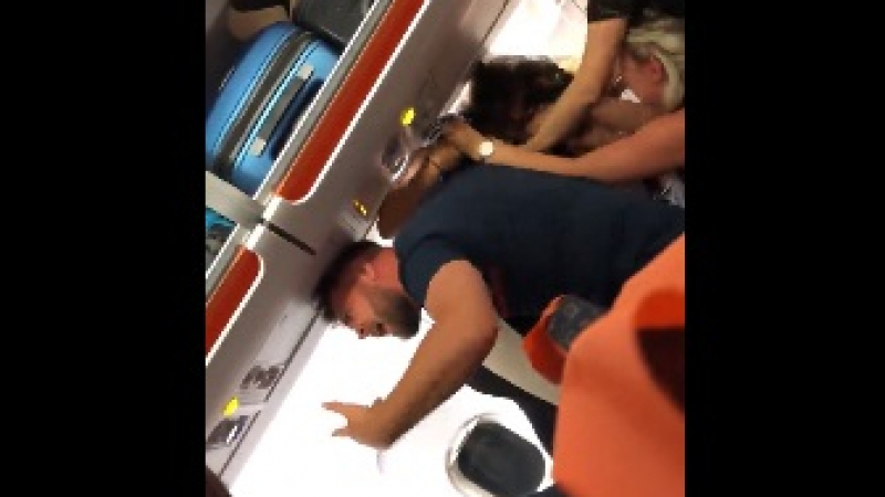 Британска двойка прави секс в самолет и се бие с пътници, които им направили забележка (ВИДЕО 18+)