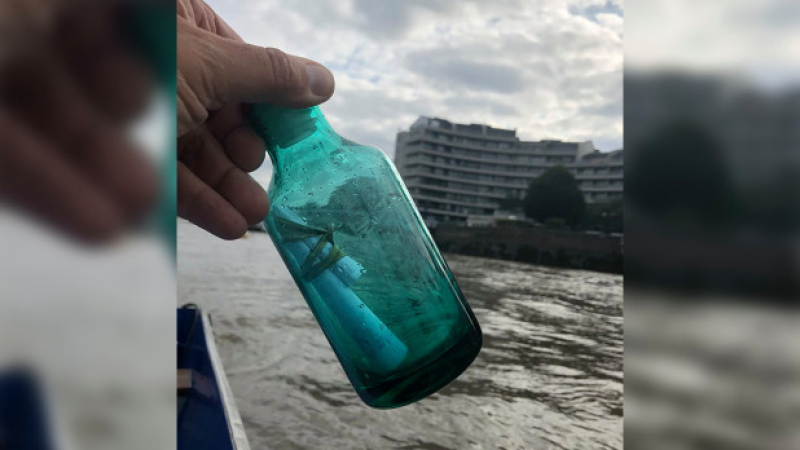 Баща и син намериха бутилка с бележка в Темза, разказът в нея разплака мрежата (СНИМКИ)