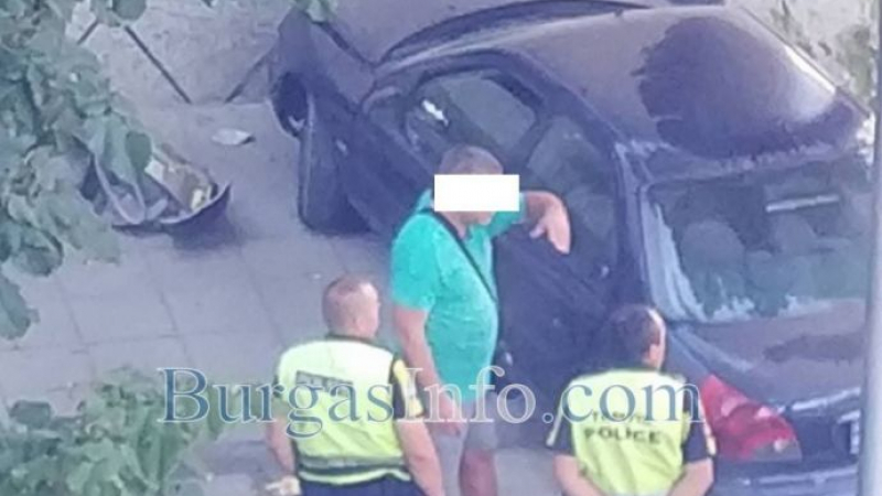 Форд се заби в къща в Бургас, свистене на гуми и тътен изправи косите на съседите (СНИМКИ)