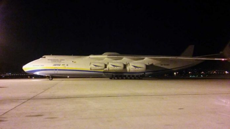 Огромно чудовище, произведено в бившия СССР, кацна посред нощ на летището в Атина