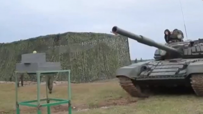 Руски танк разрязва ябълка наполовина и кове пирони (ВИДЕО)