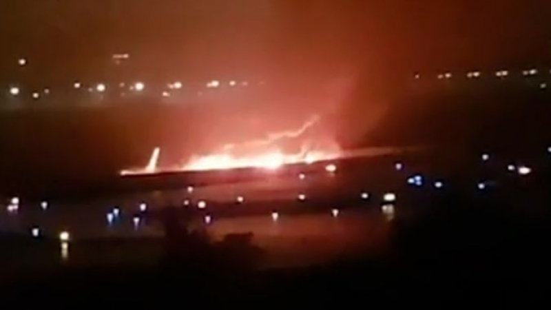 Кошмар на летището в Сочи! Боинг 737 мина през оградата и избухна в пламъци, а сърцето на работник се пръсна от ужас (ВИДЕО)