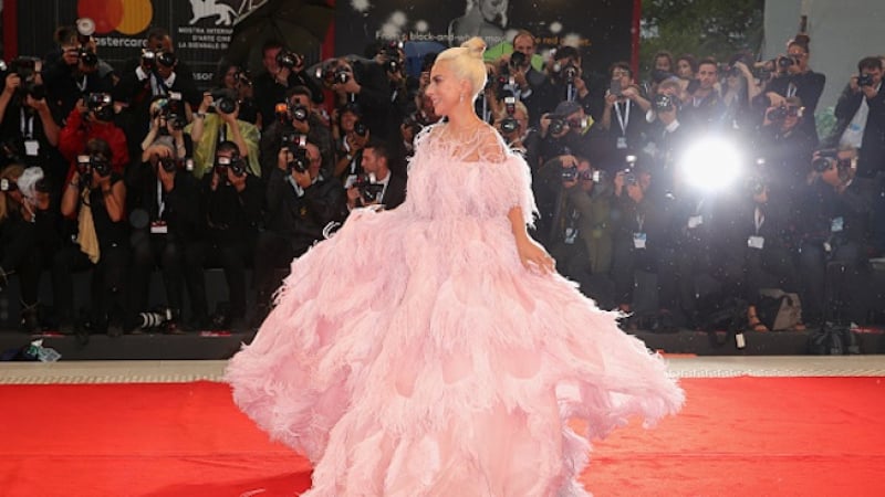 Никой не очакваше това от Лейди Гага! Вижте как се появи на червения килим (СНИМКИ)
